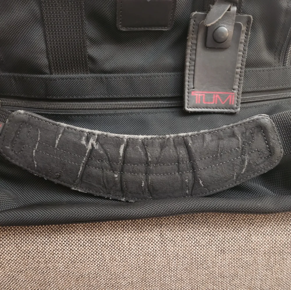 TUMI laptop messenger bag Style 223D3 Nylon Black Travel Career Business Black